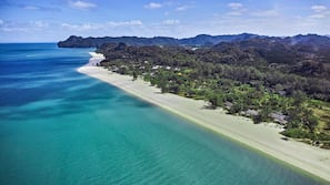 หาดส่วนตัว, ทรายสีขาว, เก้าอี้อาบแดด, ร่มชายหาด