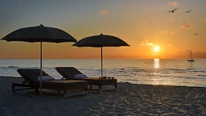 Am Strand, Liegestühle, Sonnenschirme, Strandtücher