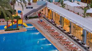 2 piscinas al aire libre, sombrillas, tumbonas