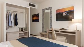 Minibar, caja fuerte, escritorio y tabla de planchar con plancha