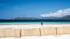 Ubicación cercana a la playa y arena blanca