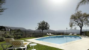 Piscine extérieure (ouverte en saison), parasols de plage