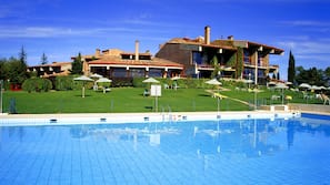 Una piscina al aire libre de temporada (de 10:00 a 20:30), sombrillas