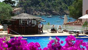 Piscine extérieure, parasols de plage, chaises longues