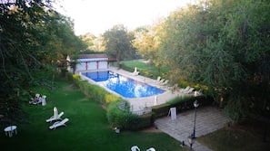 Una piscina al aire libre de temporada