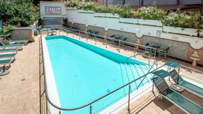 Piscine extérieure (ouverte en saison), parasols de plage