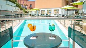 Piscine extérieure (ouverte en saison), parasols de plage