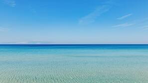 Privatstrand, Liegestühle, Sonnenschirme, Strandtücher