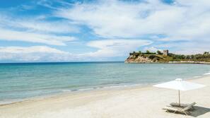 Privatstrand, Liegestühle, Sonnenschirme, Strandtücher