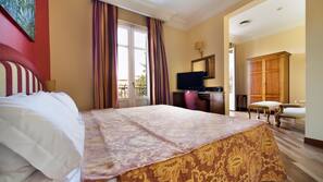 Minibar, in-room safe, desk, iron/ironing board