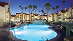 5 outdoor pools, open 6 AM to midnight, sun loungers