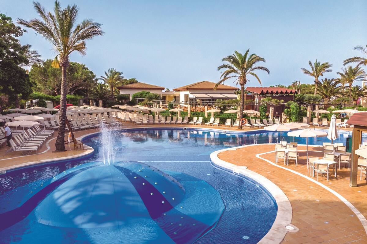 Zafiro Menorca Aparthotel In Ciutadella De Menorca Expedia