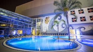 Una piscina al aire libre de temporada