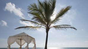 Plage privée, sable blanc, parasols, serviettes de plage