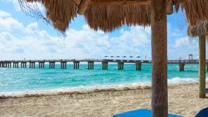 Aan het strand, cabana's (toeslag), ligstoelen aan het strand, parasols