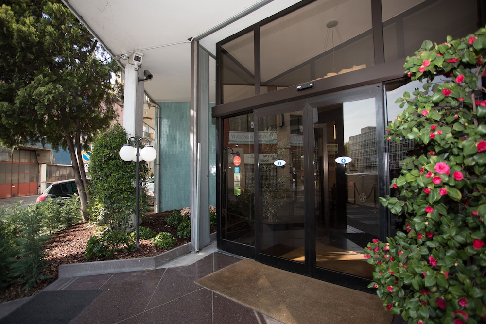 Property entrance, IH Hotels Milano Eur Trezzano sul Naviglio