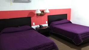 Escritorio, cortinas opacas, tabla de planchar con plancha y wifi gratis