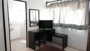 Escritorio, cortinas opacas, tabla de planchar con plancha y wifi gratis