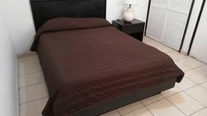 Escritorio, cortinas opacas, tabla de planchar con plancha y wifi gratis