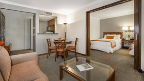 Edredones de plumas, colchones con acolchado adicional, minibar