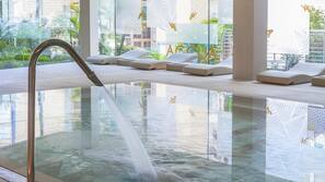Piscine couverte, piscine extérieure, chaises longues