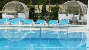 Piscine couverte, piscine extérieure, chaises longues