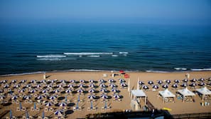 Sulla spiaggia, lettini da mare, ombrelloni, teli da spiaggia
