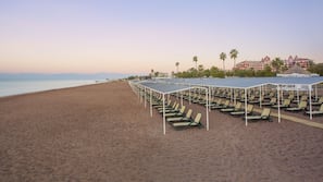 Privat strand, vattenskidåkning, windsurfing och volleyboll
