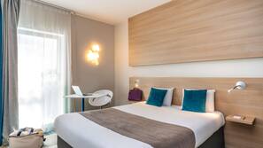 Bureau, rideaux occultants, Wi-Fi gratuit, draps fournis
