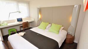 Premium bedding, desk, iron/ironing board, free cots/infant beds