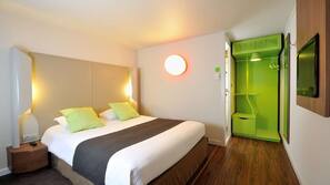 Premium bedding, desk, iron/ironing board, free cots/infant beds