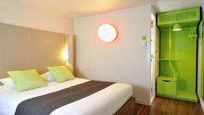 Premium bedding, desk, iron/ironing board, free cots/infant beds