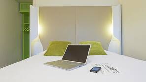 Ropa de cama de alta calidad, escritorio, cortinas opacas