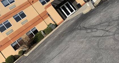 Commodore Perry Inn and Suites