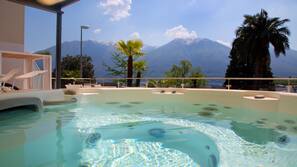 Outdoor spa bath