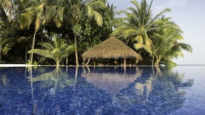 Piscine extérieure, parasols de plage, chaises longues