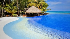 Piscine extérieure, parasols de plage, chaises longues