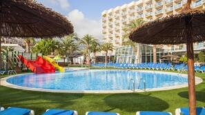 Una piscina cubierta, una piscina al aire libre