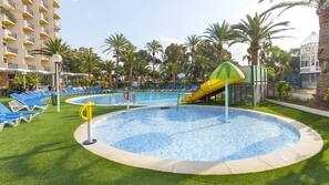 Una piscina cubierta, una piscina al aire libre