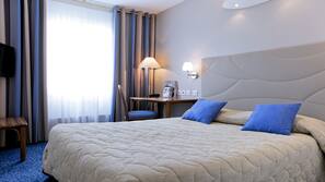 Luxe beddengoed, een bureau, een laptopwerkplek