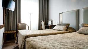 Luxe beddengoed, een bureau, een laptopwerkplek