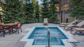 Outdoor spa bath