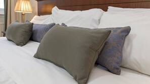 Desk, iron/ironing board, WiFi, linens