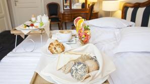 Sengetøy av topp kvalitet, minibar, safe på rommet og skrivebord