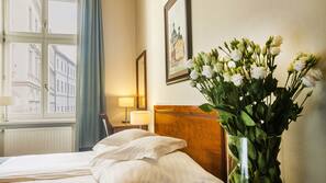 Sengetøy av topp kvalitet, minibar, safe på rommet og skrivebord