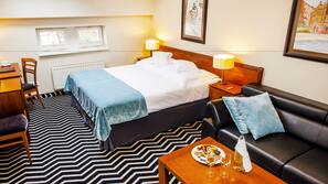 Sengetøy av topp kvalitet, minibar, safe på rommet og skrivebord