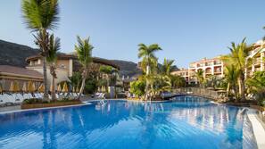 2 piscinas al aire libre, sombrillas, tumbonas