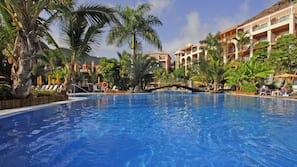 2 piscinas al aire libre, sombrillas, tumbonas