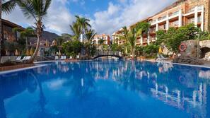 2 piscinas al aire libre, sombrillas, tumbonas