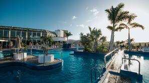 3 piscinas al aire libre, sombrillas, tumbonas